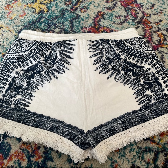 Romeo and Juliet Couture white shorts - Picture 2 of 3